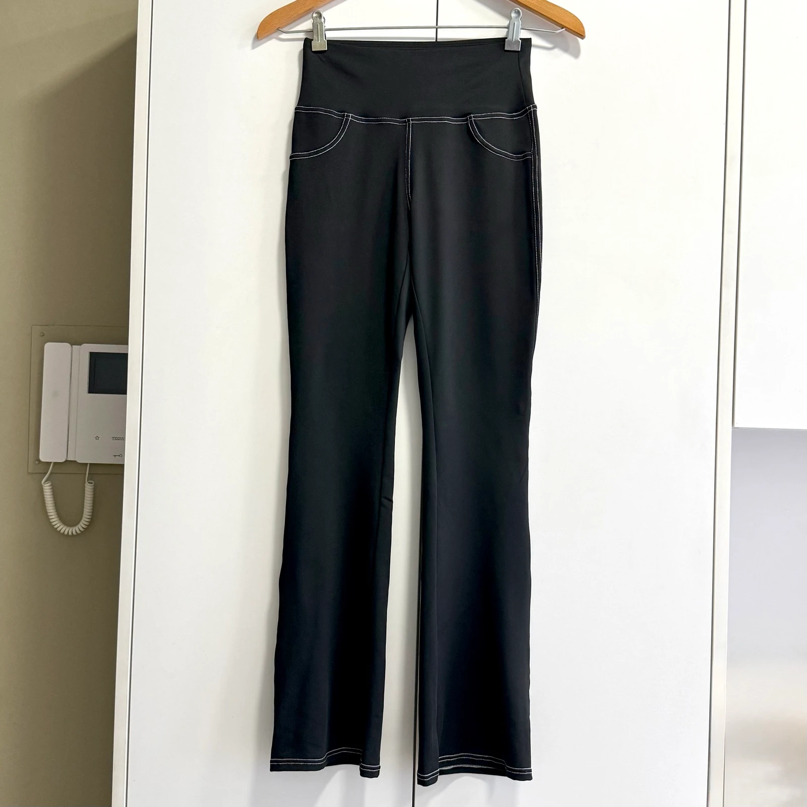 Leggings acampanados costuras en contraste – photo 3
